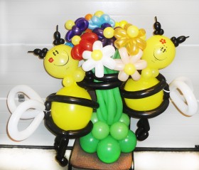 Букет из воздушных шаров: пчелки с ромашками
