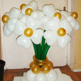 Букет из воздушных шаров: цветы с лепестками в форме сердец