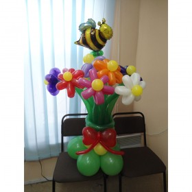 Букет из воздушных шаров: ваза с ромашками, пчела фото 1