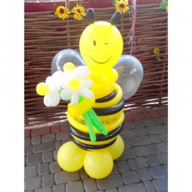 Фигура из шаров пчелка с букетом