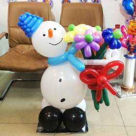 Фигура из шаров снеговик с букетом фото 1