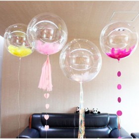 Шар Bubble с перьями в композиции из разнокалиберных шаров