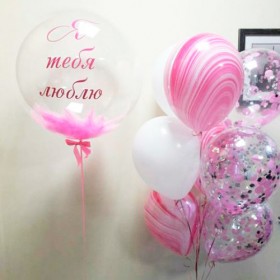 Шар Bubble с розовыми перьями в композиции с латексными шарами фото 1
